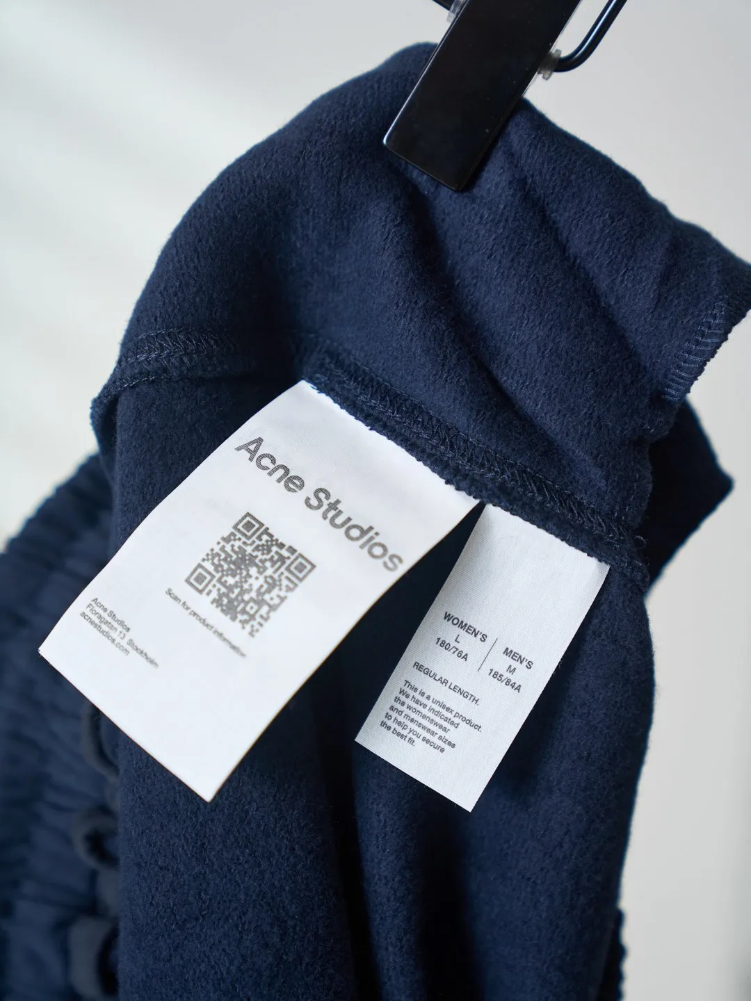 [Real auction] Acne Studios embroidered trousers (version 2) [In Stock] S M L XL custom-made foggy brushed fleece, draped and stylish, soft and skin-friendly. The color is dark navy. It condenses the tranquility and depth of the deep sea twilight. Retro calmness has a natural sense of coolness and luxury. The Classic embroidered logo on the thigh is like a light star, condensing brand recognition and high-end texture. The drawstring waistband and side pockets are designed to create a concise and casual attitude. The minimalist texture hides a trendy edge. Wear it with the Series suit to form a luxurious and elegant system. It interprets a unique Nordic elegant mood. It adopts imported machine embroidery technology and uses advanced computer control systems and precision mechanical parts to realize the Acne Studios logo work. High precision. The lines are smooth and delicate. The fabrics have been washed with enzymes for a better hand feel. Not easy to deform, not easy to shrink, not easy to fade. Maintains long-lasting beauty with a loose fit